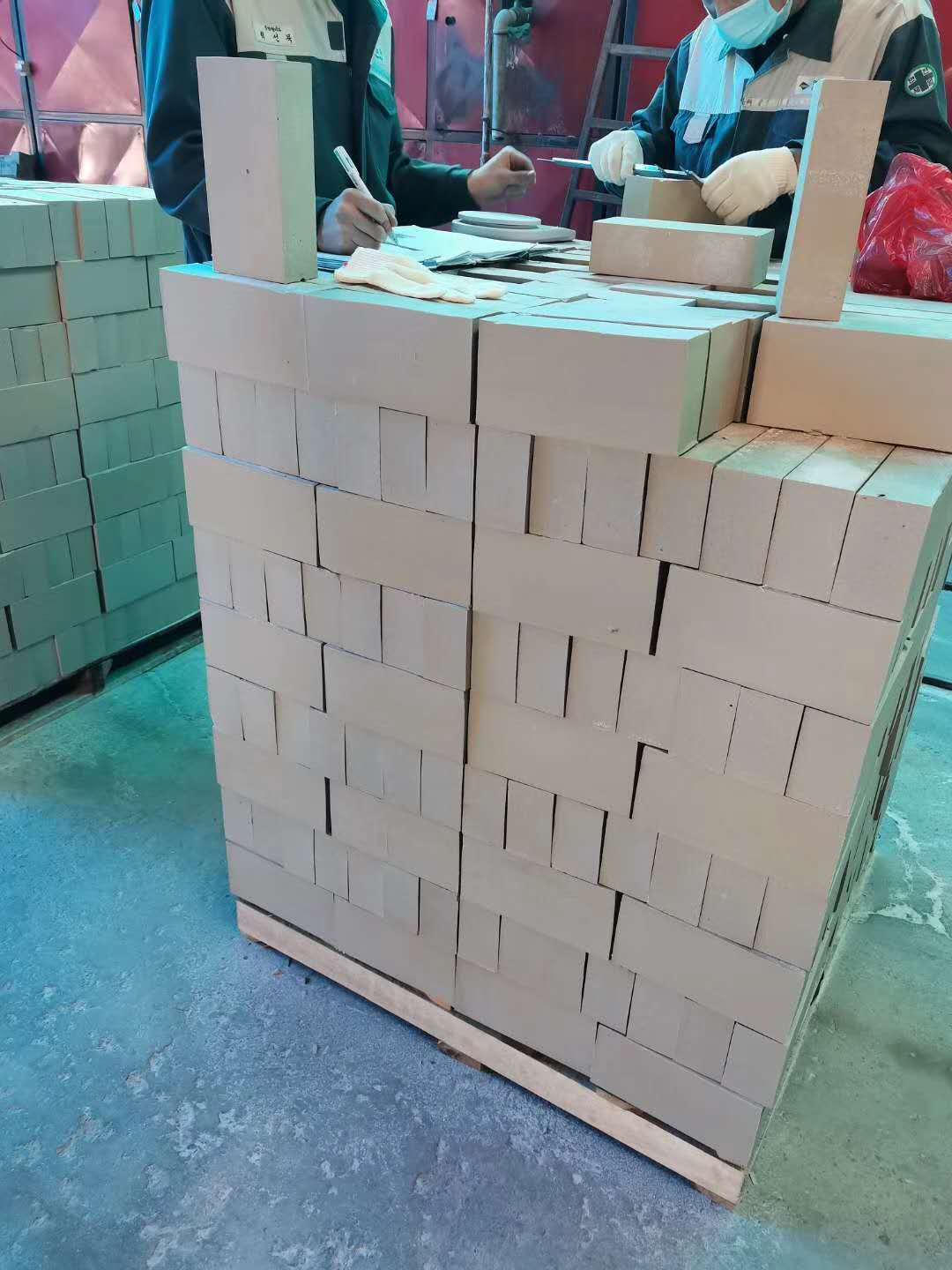 65厚耐酸磚今年處于一直是缺貨狀態(tài)，而且價(jià)格高，那么為什么會出現(xiàn)這種情況